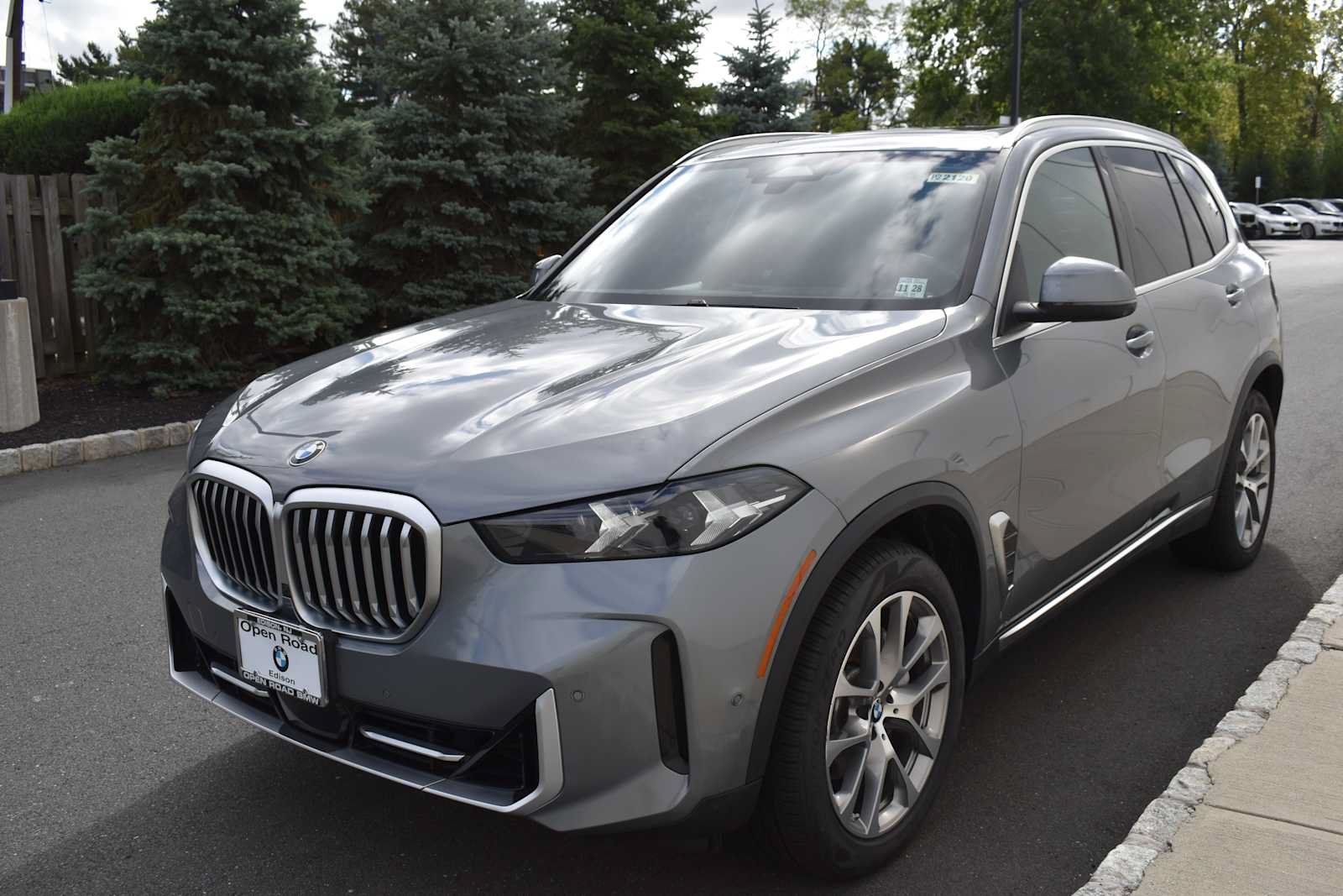 Used 2024 BMW X5 xDrive40i w/ Parking Assistance Package AWD/4WD image 3