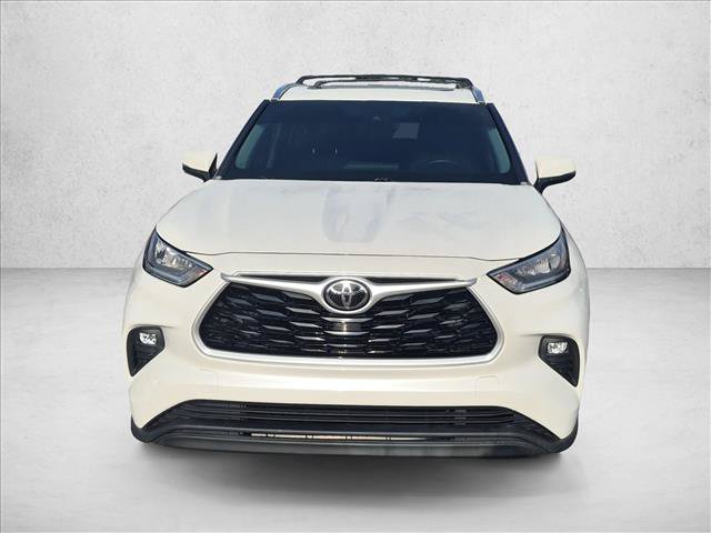 Used 2020 Toyota Highlander XLE FWD image 2