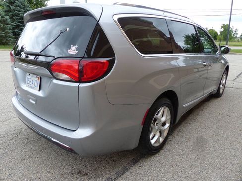 Used 2020 Chrysler Pacifica Touring-L w/ Tire & Wheel Group FWD image 9