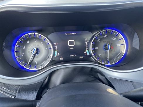 Used 2025 Chrysler Pacifica Limited image 31