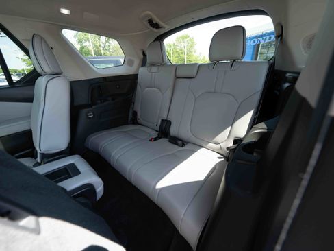 Used 2025 Honda Pilot Elite image 24
