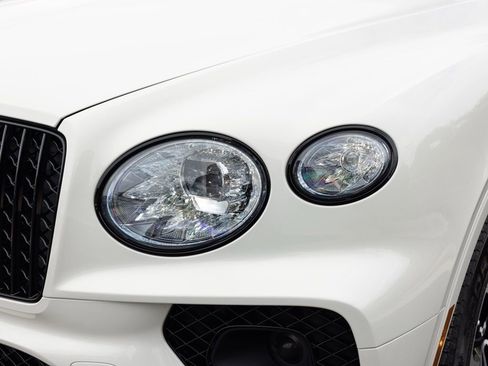 Used 2023 Bentley Bentayga Extended Wheelbase image 18