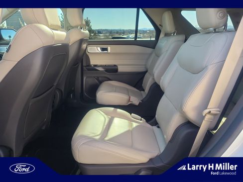 Used 2020 Ford Explorer Platinum w/ Premium Technology Package image 17