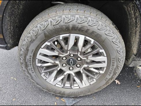 Used 2025 Chevrolet Tahoe Z71 w/ Comfort Package image 8