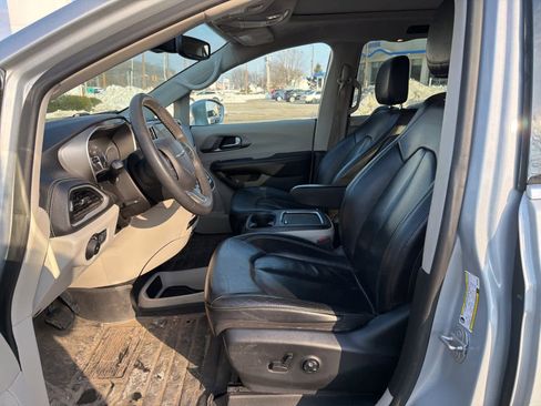 Used 2022 Chrysler Pacifica Touring-L image 12