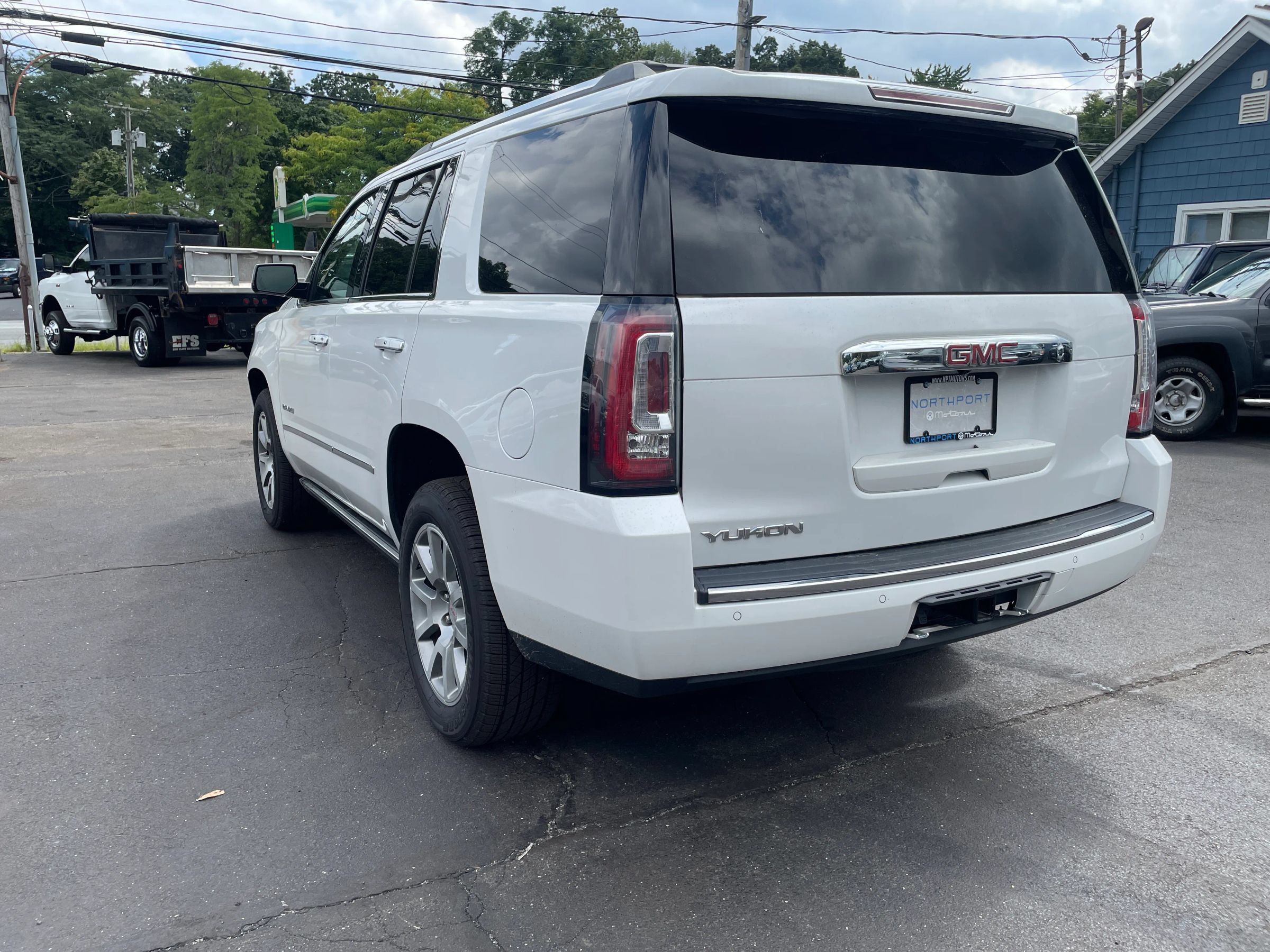 Used 2017 GMC Yukon Denali w/ Open Road Package AWD/4WD image 3