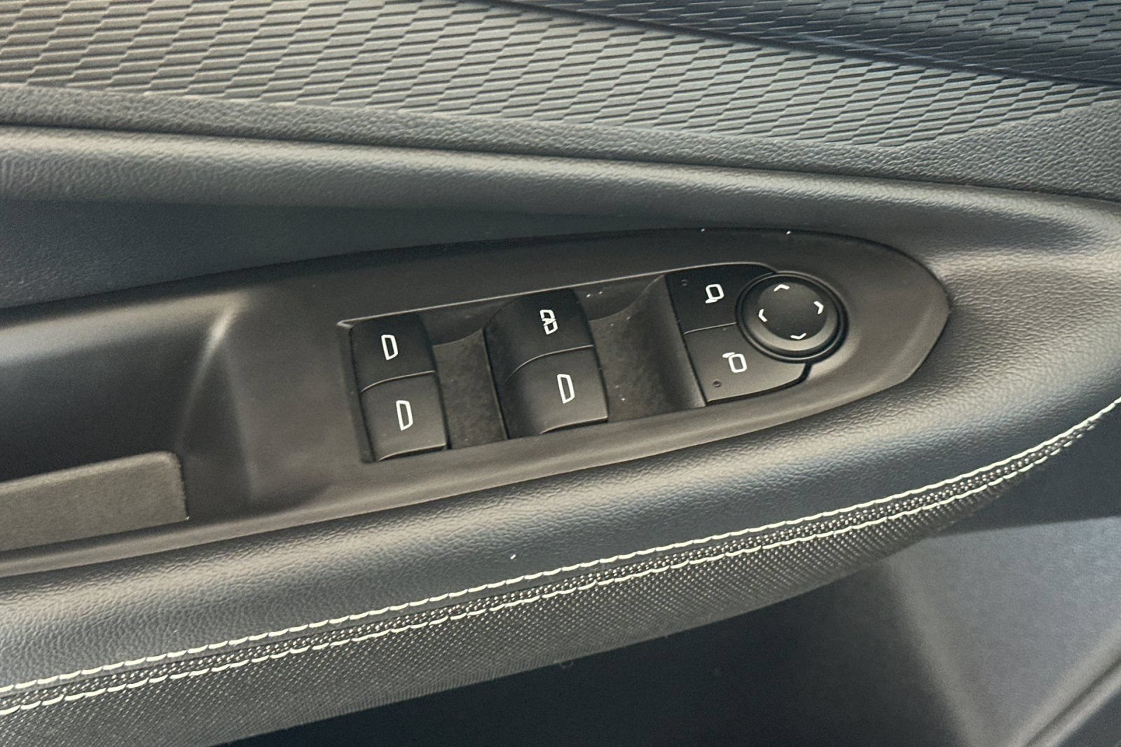 Used 2025 Chevrolet Blazer EV LT FWD image 12