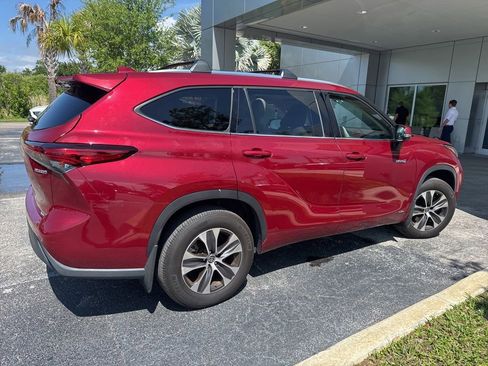 Used 2020 Toyota Highlander XLE AWD/4WD image 3