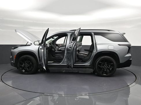 Used 2024 Chevrolet Traverse RS FWD image 40
