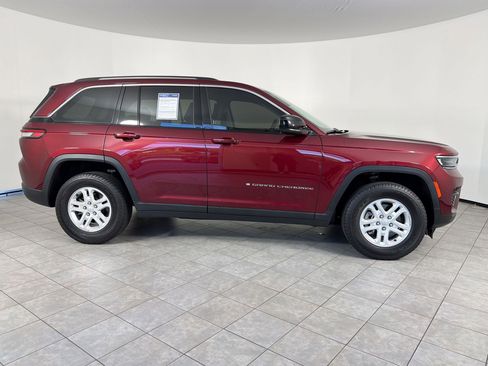 Used 2023 Jeep Grand Cherokee Laredo AWD/4WD image 8
