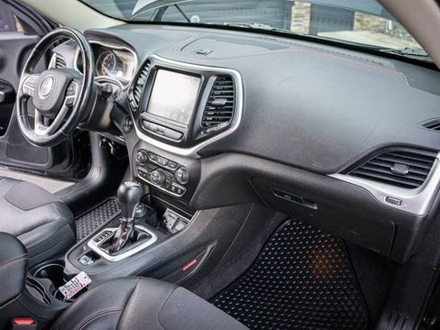 Used 2018 Jeep Cherokee Trailhawk w/ Cold Weather Group image 32