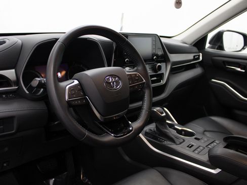 Used 2021 Toyota Highlander XLE image 14