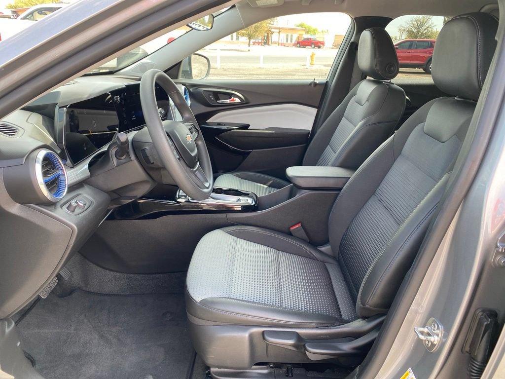 Used 2025 Chevrolet Trax LT FWD image 20