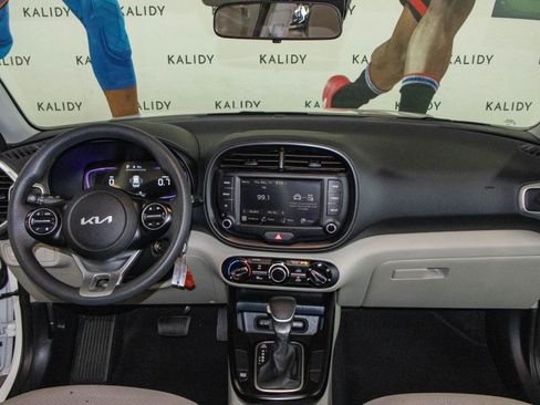 Used 2025 Kia Soul LX w/ LX Technology Package FWD image 3