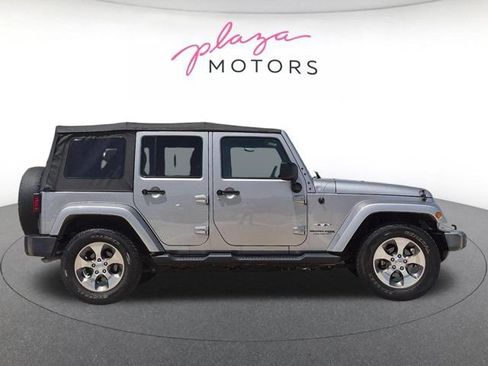 Used 2018 Jeep Wrangler Unlimited Sahara AWD/4WD image 4