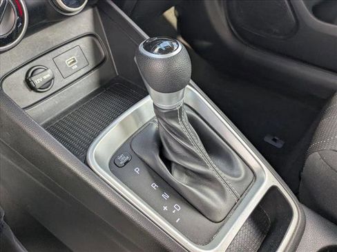 Used 2021 Hyundai Venue SE FWD image 11