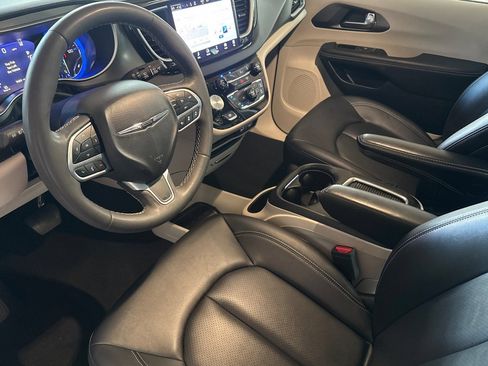 Used 2024 Chrysler Pacifica Touring-L FWD image 10