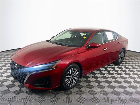 Used 2023 Nissan Altima 2.5 SV image 4