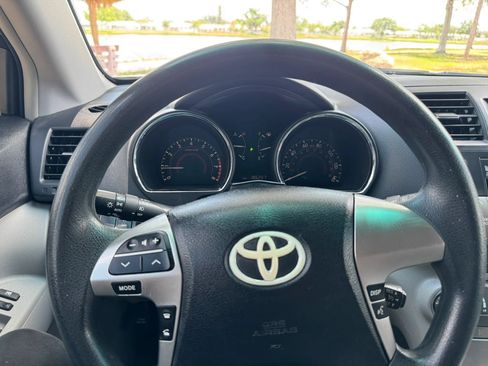Used 2012 Toyota Highlander FWD w/ Tech Pkg image 26