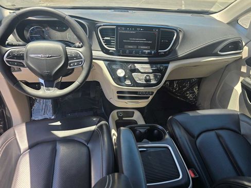 Used 2023 Chrysler Pacifica Touring-L FWD image 19