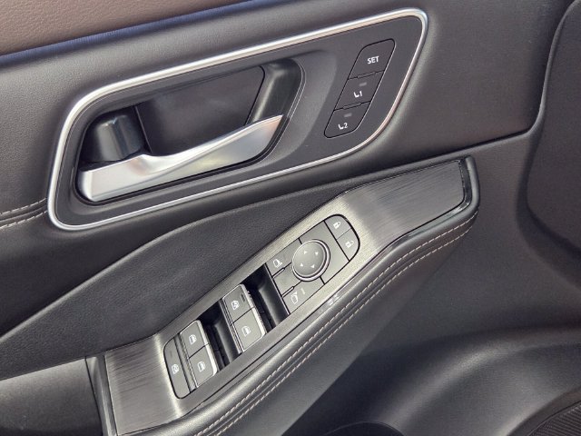 Used 2023 Nissan Rogue Platinum FWD image 32
