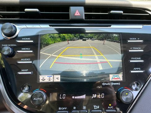 Used 2020 Toyota Camry XLE FWD image 18