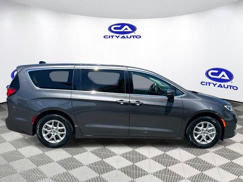 Used 2023 Chrysler Pacifica Touring-L FWD image 2