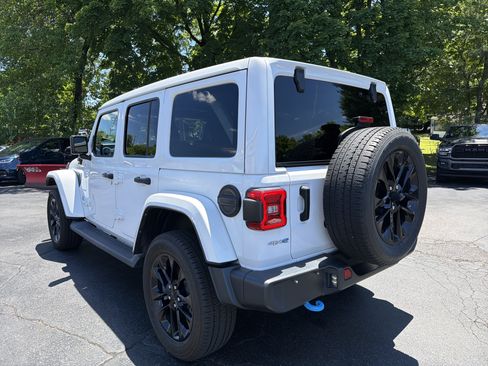 Used 2022 Jeep Wrangler Unlimited Sahara w/ Cold Weather Group AWD/4WD image 8
