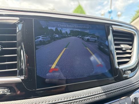 Used 2017 Chrysler Pacifica Limited w/ Tire & Wheel Group FWD image 12