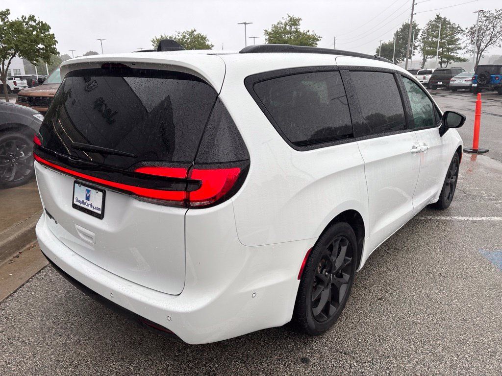Used 2024 Chrysler Pacifica Touring-L w/ S Appearance Package FWD image 8