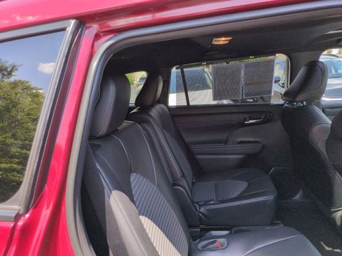 Used 2021 Toyota Highlander XSE AWD/4WD image 32