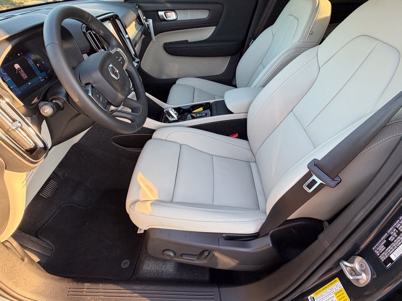 New 2026 Volvo XC40 B5 Plus w/ Climate Package AWD/4WD image 18