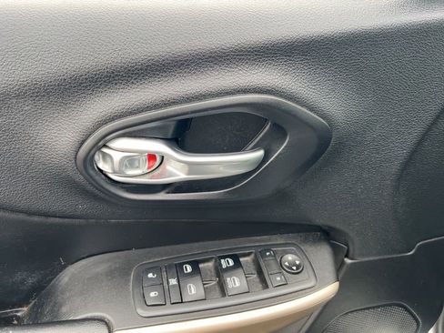 Used 2018 Jeep Cherokee Limited image 8