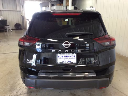Used 2024 Nissan Rogue SV image 4