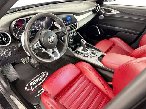 Used 2023 Alfa Romeo Giulia Veloce AWD/4WD image 5