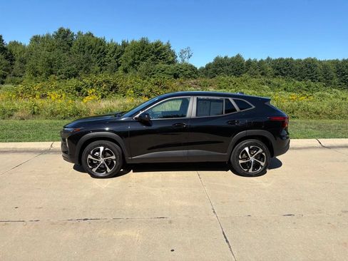 Used 2024 Chevrolet Trax RS w/ Driver Confidence Package FWD image 6