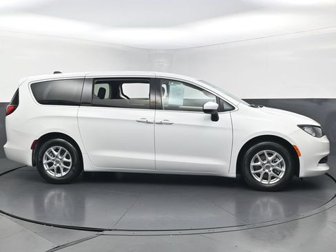 Used 2023 Chrysler Voyager LX FWD image 6