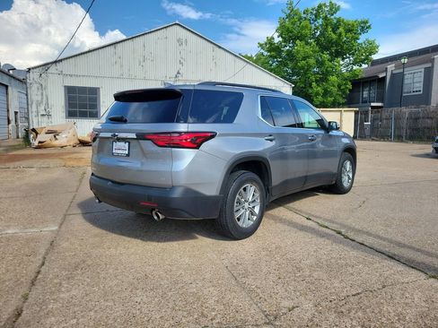 Used 2023 Chevrolet Traverse LT image 3