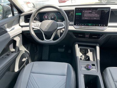Certified 2025 Volkswagen Tiguan SE AWD/4WD image 9