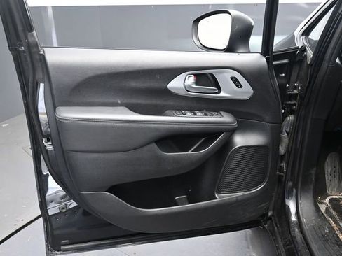 Used 2023 Chrysler Pacifica Touring-L w/ S Appearance Package AWD/4WD image 13