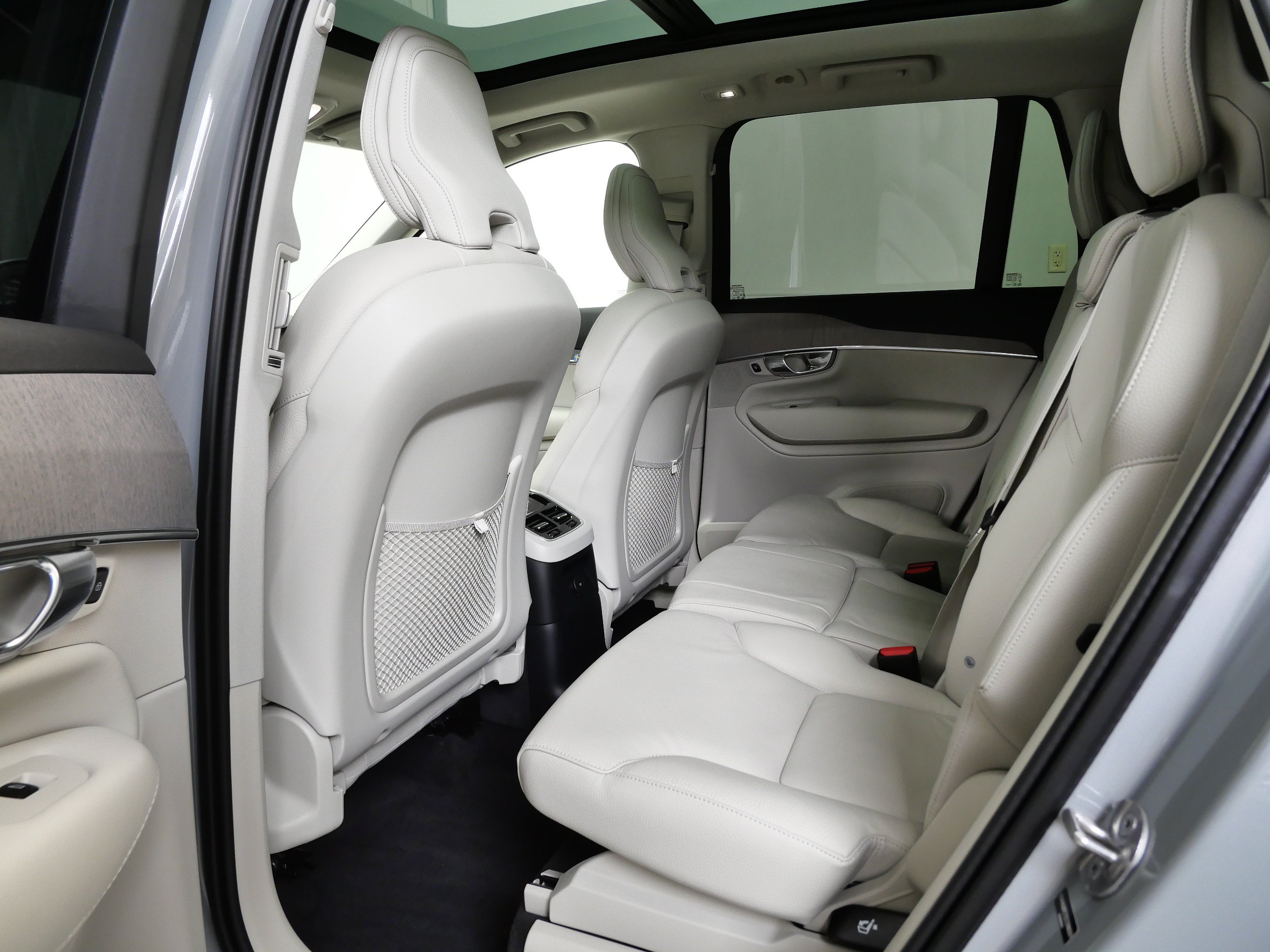 Used 2025 Volvo XC90 T8 Plus w/ Protection Package Premier AWD/4WD image 16