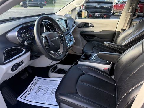 Used 2024 Chrysler Pacifica Touring-L FWD image 8