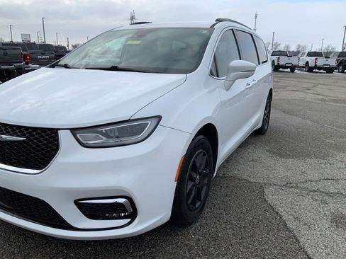 Used 2022 Chrysler Pacifica Touring-L image 15