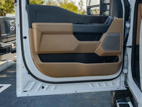 Used 2023 Ford F250 Lariat w/ Chrome Package image 19