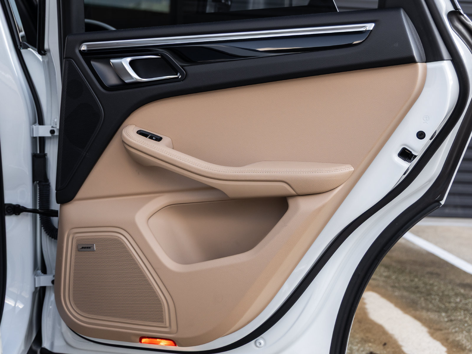 Certified 2024 Porsche Macan AWD/4WD image 41