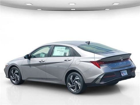 New 2025 Hyundai Elantra SEL FWD image 6