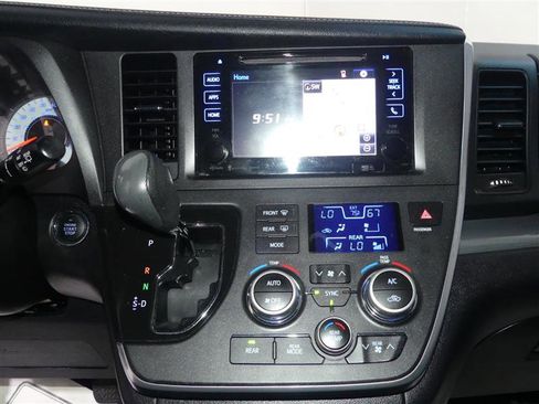 Used 2017 Toyota Sienna SE Premium image 35