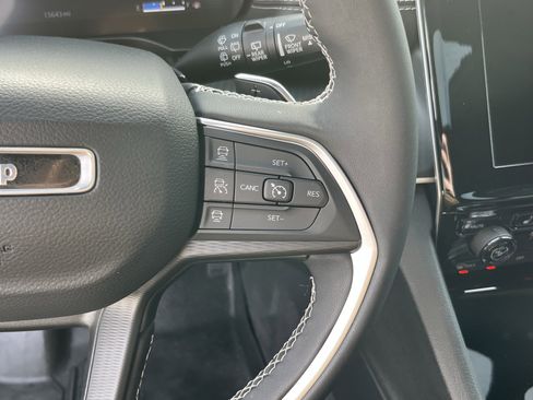 Used 2023 Jeep Grand Cherokee Altitude image 23