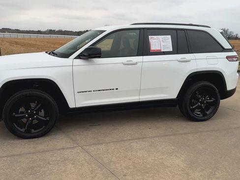 Used 2022 Jeep Grand Cherokee Altitude image 6