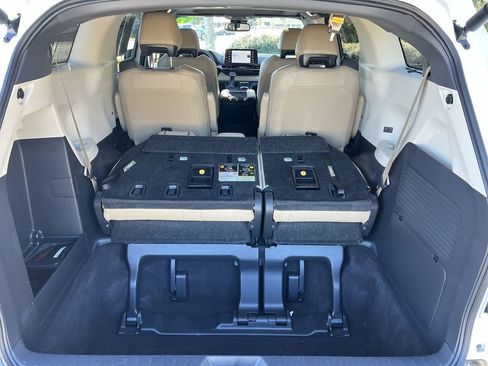 Used 2024 Toyota Sienna Limited image 25